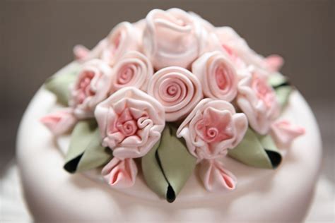 How to store fondant decorations. You CAN Make Sugar Flowers Weeks Ahead of Time and Keep ...