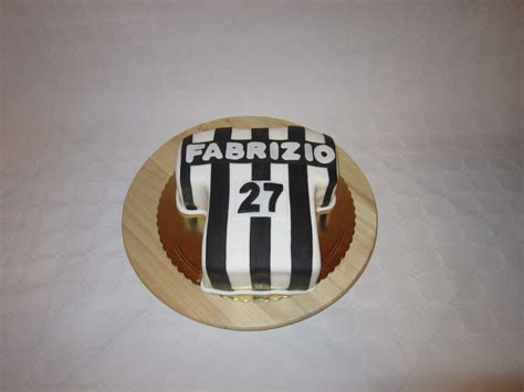 Jun 04, 2021 · niente di stravagante o innovativo, solo una semplice maglia bianca con un blocco rettangolare rosso sul petto e i dettagli rossi sopra. LODOCAKE: Torta maglia Juve