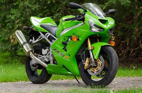 The 636 has been optimized for the street and the track, offering an exhilarating experience in a wide range of riding situations. 2004 Kawasaki Ninja ZX-6R - Moto.ZombDrive.COM