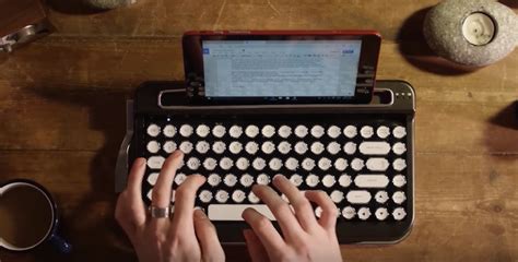 The Elretron Penna Keyboard Turns Your Tablet Into A Retro Typewriter