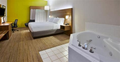 Select rooms have whirlpool tubs, usb charging stations and living room areas. 11 Hotels With Hot Tub In Room In Cincinnati, OH, and Nearby