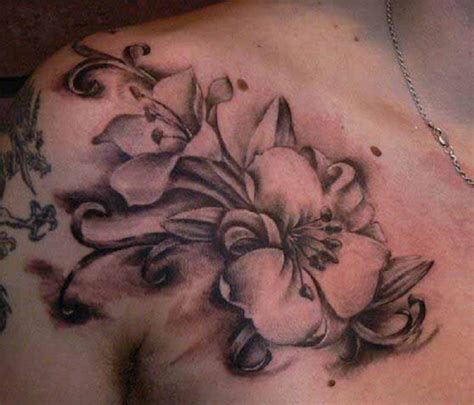 Small lotus flowers and rose flowers also make the best choice for hip tattoos. Shoulder Hibiscus Flower Tattoo For Men - Inofashionstyle.com