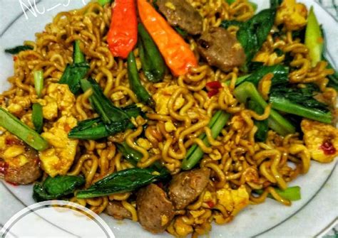 Mie telur 200 gr minyak goreng secukupnya bawang putih 1 sdt telur 1 pcs sawi dan kol secukupnya daun bawang sesuai selera daging ayam 50 gram. Gambar Mie Goreng Tek Tek - Gambar Makanan