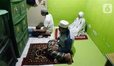 Bagaimana niat & cara mengerjakan solat terawih di rumah? FOTO: Warga Gelar Salat Tarawih di Rumah - Ramadan ...