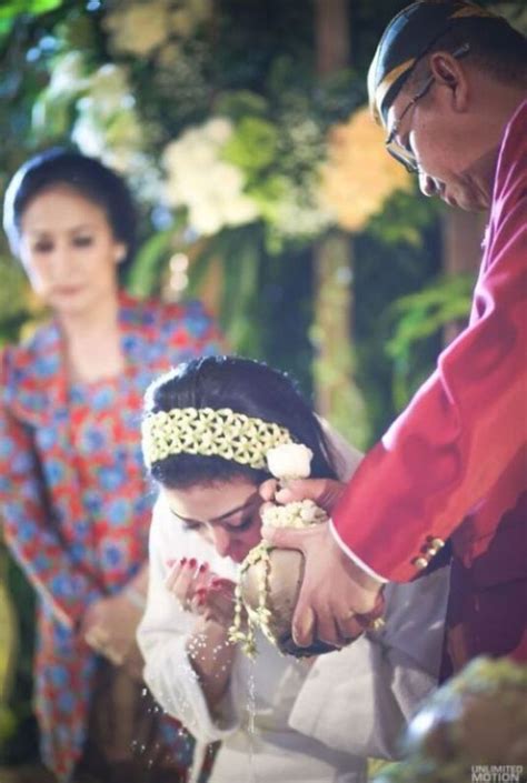 One Couples Exquisite Javanese Garden Wedding Bridestory Blog
