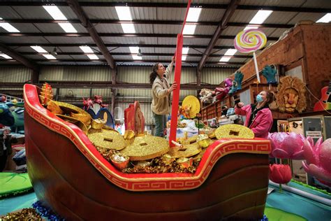 Sf Chinese New Year Parade Floats Are Built In This Studio