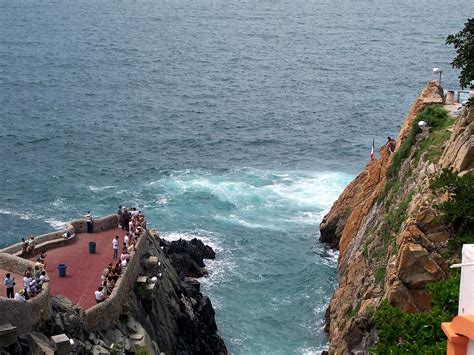 Si estás buscando algo especial, en acapulco se pueden encontrar hoteles de 5 estrellas por mxn 2,655 en promedio por noche (según los precios que figuran en booking.com). La Quebrada - Wikipedia, la enciclopedia libre