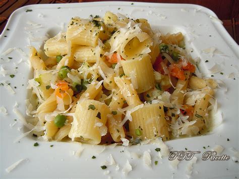 150 g pancetta a cubetti, 400 g piselli freschi o surgelati, 1 cipollotto, olio d 'oliva, sale, 350 g pasta corta. Pasta piselli e patate - PTT Ricette