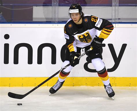 Von den eisbären berlin sind gleich fünf profis mit dabei. Moritz Seider steht von Beginn an im DEB-Team bei der ...