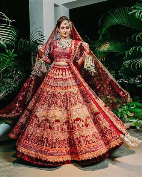 61 Fabulous Bridal Poses For The Stunning Bride To Be Wedding Lehenga Designs Indian Bride