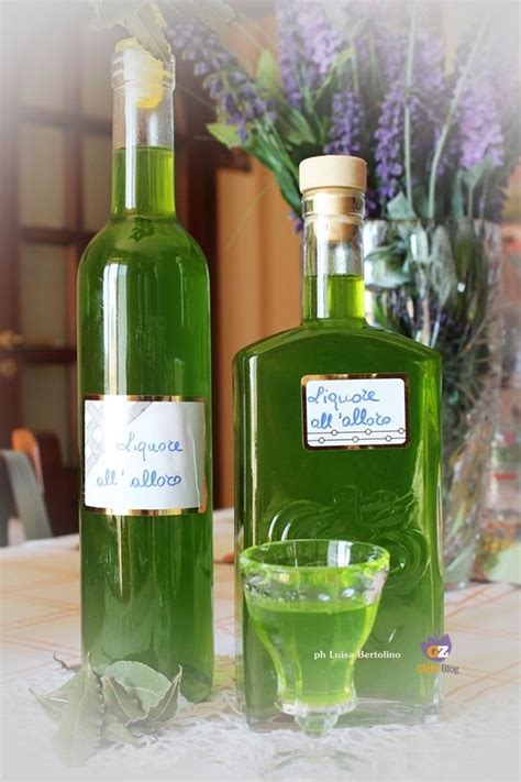 La ricetta limoncello che utilizzo per fare in casa questo liquore realizzato con le scorze di limone è scritta su un pezzo di carta anni '80, ormai giallo come lo zest di limone appena tagliato. Limoncello di Sicilia - ricetta tipica | Ricetta | Liquori ...