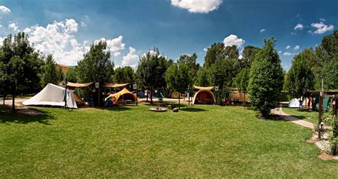 Een regenjas is, anders dan een poncho, altijd voorzien van een rits aan de voorzijde. Kleine rustige camping voor families, asci anwb ecolabel | Camping, Kamperen, Italië