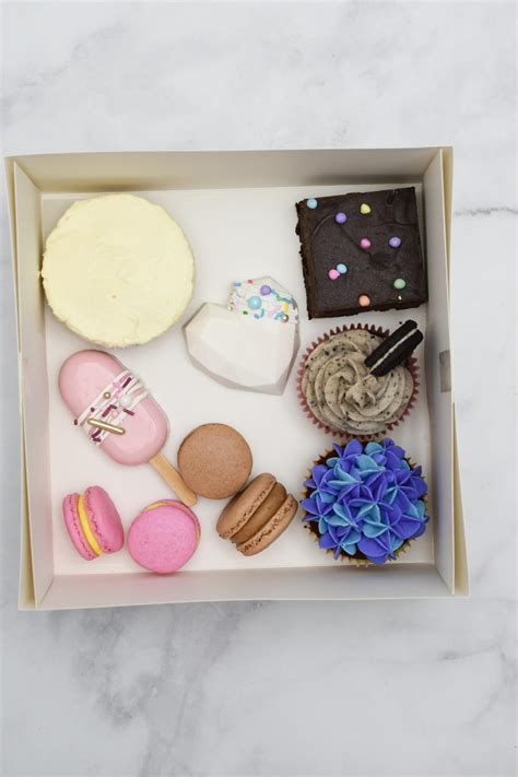 This simple but beautiful printable card channels the spirit of the holiday and the floral theme of the spring season. Some treat boxes I made for Mother's Day 😊 : Baking