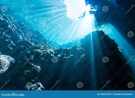 Luz Solar En La Cueva Submarina Imagen De Archivo Imagen De Vida