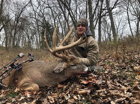 Iowa Whitetail Deer Hunting Guide Outfitter Booking Agent