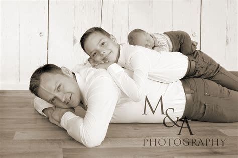 Fotoshooting Fotostudio Sepia Geschwister Männer Newborn