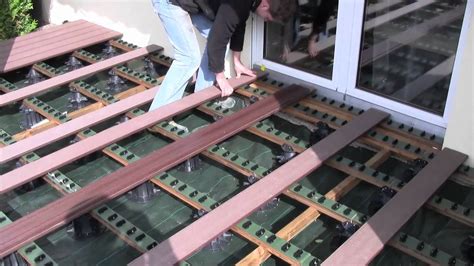 Si d'aventure vous désirez avoir plus d'infos sur la terrasse en composite pose avant de lancer des travaux, nous avons mis des images sur ces mots grâce à plusieurs photos de bonne qualité, vous êtes libre de vous inspirer pour créer la votre. Pose terrasse bois ou composite avec Stabila - YouTube