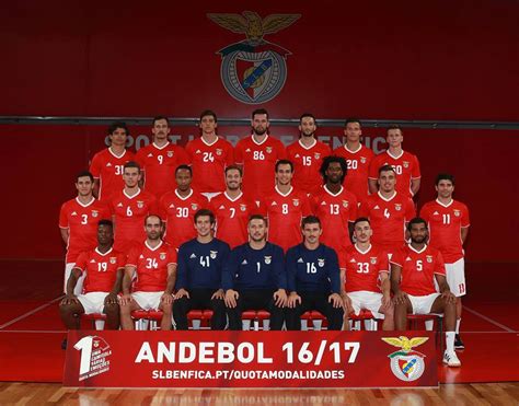 Depois de um campeonato perfeito, com 30 vitórias em 30 jogos, os dragões procuram a 'dobradinha', o que significaria o pleno de triunfos em portugal durante uma época inteira. Andebol 83 | Em Defesa do Benfica