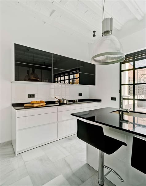 Una combinación simple con los colores blanco y gris pueden transformar la cocina en un ambiente sofisticado, elegante y relajante. Cocinas blancas modernas - DOCRYS & DC