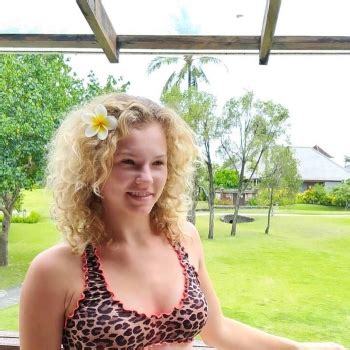 Siniakova Beach Stephanie Pratt In A Red Bikini On The Beach In Hawaii Celebmafia