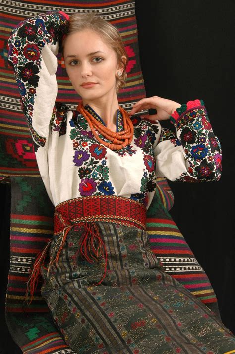 ukrainian style ukrainian spirit vía Етно Галерея lviv ukraine women ukraine girls folk