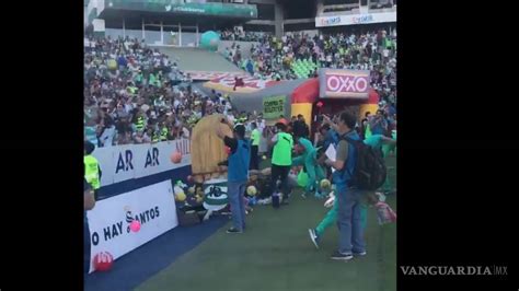 Afición Del Santos Avienta Juguetes A La Cancha