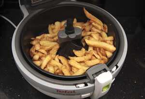 Unlike the oven or the microwave, which will turn crispy things soggy, the hot, convection effect of an air fryer is just the thing to reheat crispy foods so that they stay crispy. Tefal ActiFry AL806040 Air Fryer