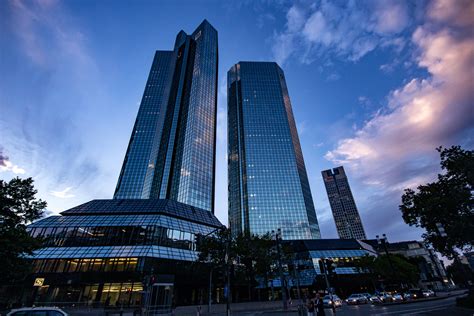 Die deutsche bank fordert pro auftrag nie mehrere transaktionsnummern (tan)! Deutsche Bank Building Foto & Bild | blue, city, world ...