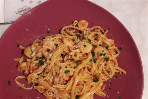 Spaghettis Aux Crevettes Et Lail Ethnic Recipes Food Shrimp