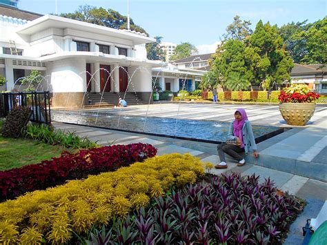 Jalan-Jalan Sore di Taman Balai Kota Bandung - Rasendriya Bercerita