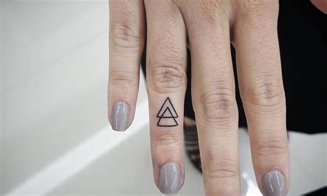 Maybe you would like to learn more about one of these? Tatuajes de triángulos en los dedos de las manos: diseños | Tatuaje de triangulo, Tatuajes con ...