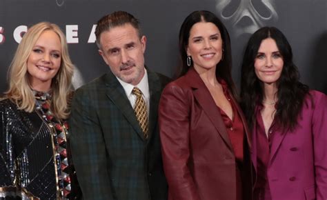 Neve Campbell Courteney Cox Scream Cast Gather For L A Photo Call See Every Pic