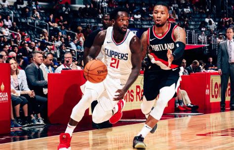 〔體育中心／綜合報導〕根據《espn》記者「沃神」沃納洛斯基（adrian wojnarowski）報導，湖人與巫師即將達成交易協 同時湖人也與國王隊在談論三分射手希爾德（buddy hield）的交易案當中。 若交易正式完成，魏斯布魯克將與詹姆斯（lebron james）、a.戴維斯. 贝弗利年薪多少是富二代吗？贝弗利为什么叫垃圾狗疯狗