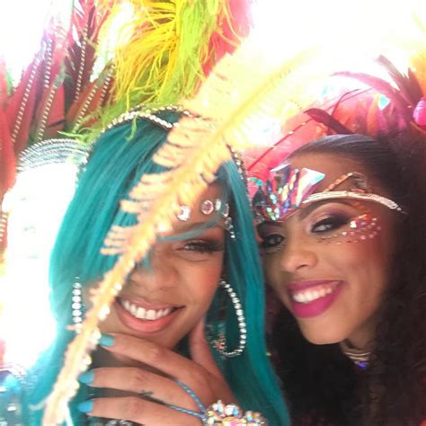 rihanna posta fotos curtindo o carnaval de barbados popline