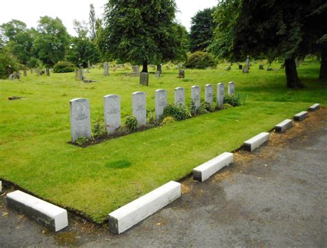 Commonwealth War Graves Sighthill © Richard Sutcliffe Geograph