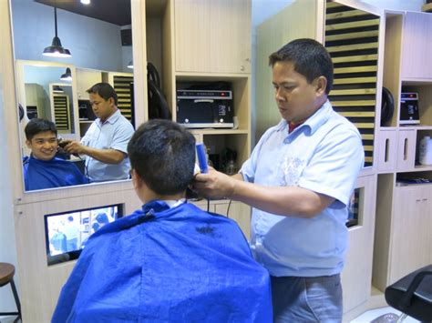 Men s classic long trim pompadour manual process pinoy haircut tutorial. The 10-Minute Men's Haircut at HQ Barbershop - Pinoy Guy Guide