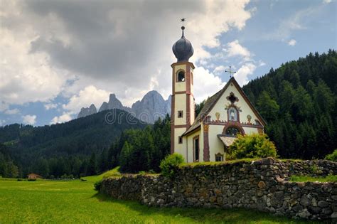Iglesia De St Magdalena Delante De Los Picos De Montaña De Las Dolomías