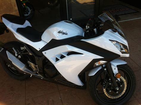Generally the popular bike for any bike model is the colour of the model shown in * colours of kawasaki bajaj ninja 300 indicated here are subjected to changes and it may vary from actual ninja 300 colors. Official Pearl Stardust White Kawasaki Ninja 300 Picture ...