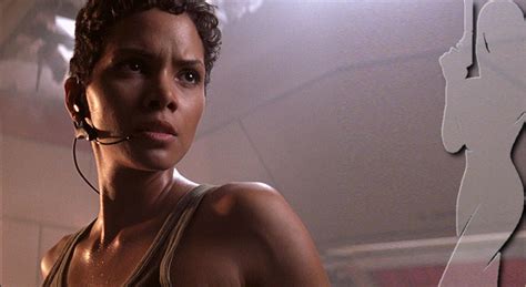 jinx halle berry club james bond france