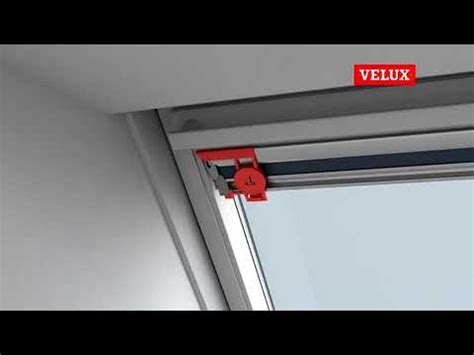 Design et discret grâce à la finesse de ses profilés et de son coffre, il se manipule facilement grâce à la barre de manoeuvre située en partie basse. Montage Store occultant Velux manuel - YouTube