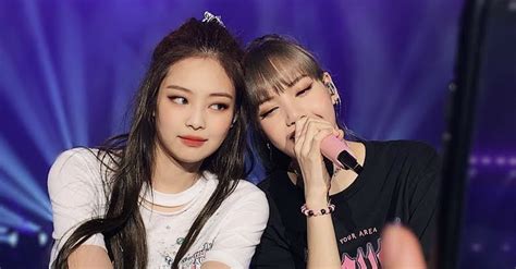 Jennie And Lisa Couldnt Stop Flirting At Blackpinks La Concert Koreaboo