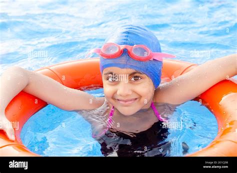girl underwater in swimming pool fotos und bildmaterial in hoher auflösung alamy