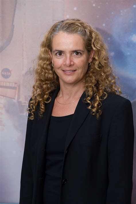 Julie payette urges fight for common good. Julie Payette — Wikipédia