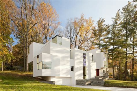 Irregular Shaped House Explores Ambiguous Modern Architecture