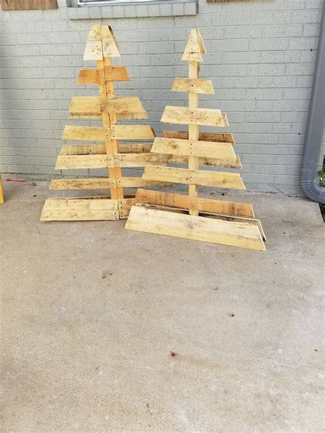 Diy Pallet Christmas Trees 2 Trees Out Of 1 Pallet Pallet Christmas