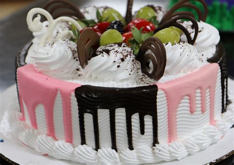 #upload #instagram #cake #cake design #cake decoration #drip cake #pink #white #white aesthetic #vanilla cake #vanilla #minimal #dessert #sweets. New-age cake designs at Hispanic bakeries | 2019-06-20 | Bake Magazine