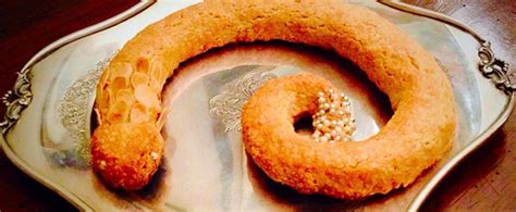 Per la ricetta del torciglione umbro, impastate la farina di mandorle con lo zucchero a velo, la fecola, i semi di un baccello di vaniglia, la scorza grattugiata di un limone e 4 albumi. Ricetta tipica locale, ristoranti, Lago Trasimeno, Umbria.