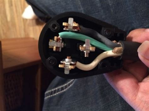 Loose wires can cause arcing, overheating and potentially a fire! 3 Wire Plug White Black Green