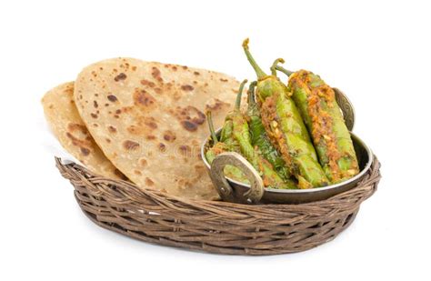 Cocina Besan Mirchi De Rajasthani Con El Chapati Imagen De Archivo