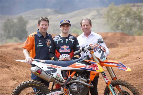 Espargaro è tornato coraggiosamente sulla ktm rc16 dopo aver recuperato a sufficienza dal suo infortunio autunnale accaduto nel primo test irta a. Red Bull KTM Factory Racing Signs Cooper Webb